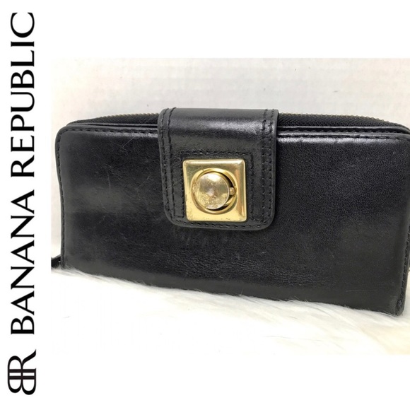 Banana Republic Handbags - Banana Republic Signature Leather Wallet